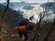 62 si arrampica aiutandosi con le mani